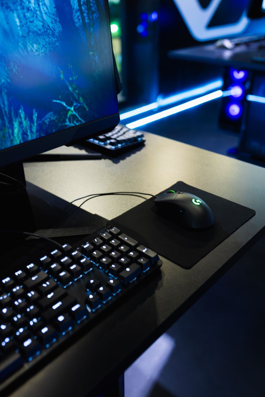 Configuração de mesa de computador gamer à noite