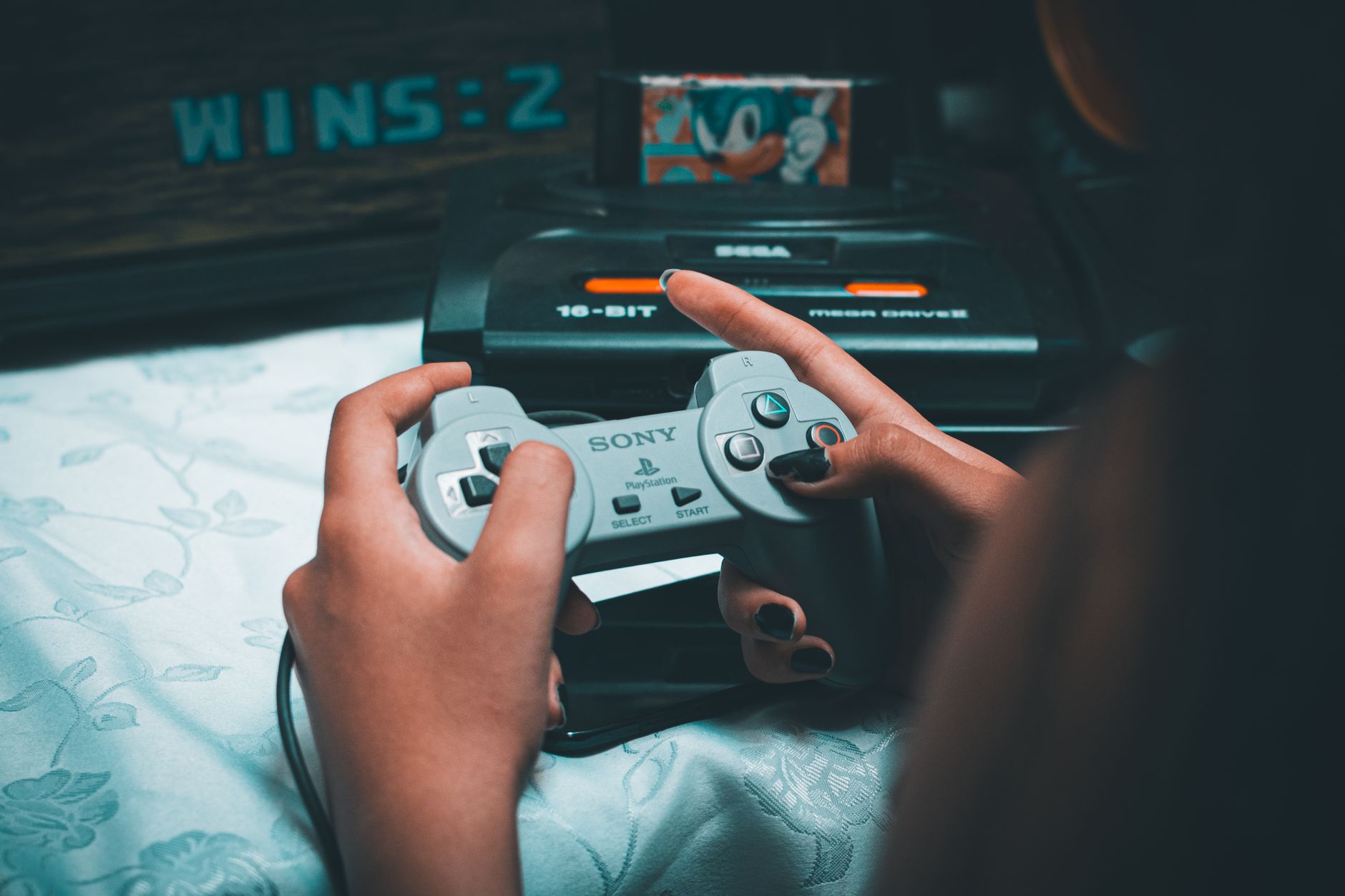 Controladores de console de videogame e monitor em ambiente gamer retro